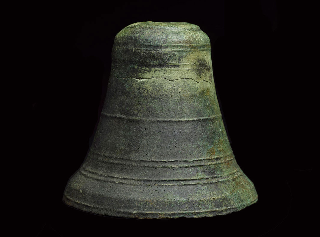 Bronze bell with an inscription that suggests the date of the ship was 1498. 